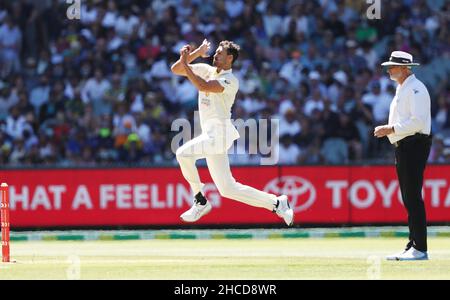 Australia Mitchell Starc in azione durante il terzo giorno del terzo test Ashes al Melbourne Cricket Ground di Melbourne. Data foto: Martedì 28 dicembre 2021. Foto Stock