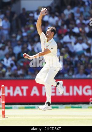 Australia Mitchell Starc in azione durante il terzo giorno del terzo test Ashes al Melbourne Cricket Ground di Melbourne. Data foto: Martedì 28 dicembre 2021. Foto Stock