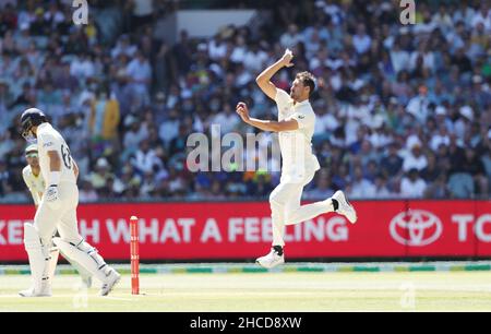 Australia Mitchell Starc in azione durante il terzo giorno del terzo test Ashes al Melbourne Cricket Ground di Melbourne. Data foto: Martedì 28 dicembre 2021. Foto Stock