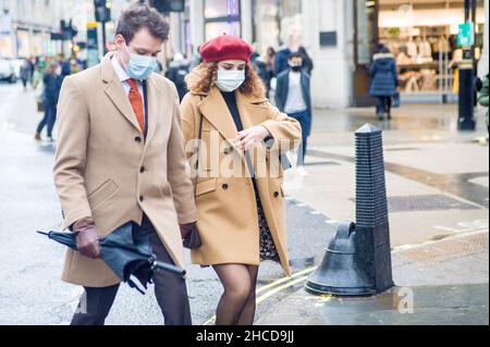 Londra, Regno Unito. 27th Dic 2021. West End occupato il lunedì delle vacanze dopo Natale. Credit: JOHNNY ARMSTEAD/Alamy Live News Foto Stock