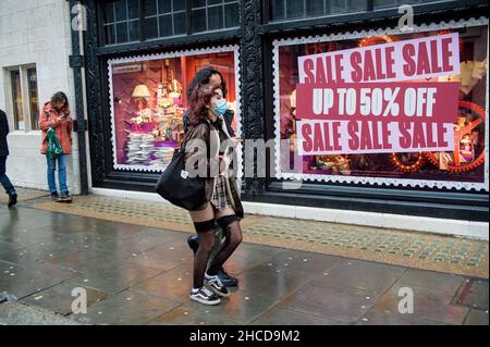 Londra, Regno Unito. 27th Dic 2021. West End occupato il lunedì delle vacanze dopo Natale. Credit: JOHNNY ARMSTEAD/Alamy Live News Foto Stock