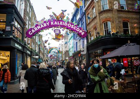Londra, Regno Unito. 27th Dic 2021. West End occupato il lunedì delle vacanze dopo Natale. Credit: JOHNNY ARMSTEAD/Alamy Live News Foto Stock