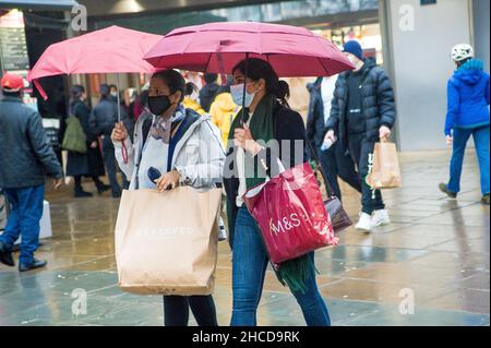 Londra, Regno Unito. 27th Dic 2021. West End occupato il lunedì delle vacanze dopo Natale. Credit: JOHNNY ARMSTEAD/Alamy Live News Foto Stock
