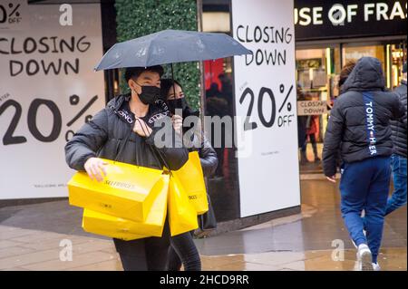 Londra, Regno Unito. 27th Dic 2021. West End occupato il lunedì delle vacanze dopo Natale. Credit: JOHNNY ARMSTEAD/Alamy Live News Foto Stock