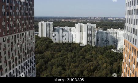 Vista aerea del quartiere residenziale case nella zona suburbana della città. Case molto fitte circondate da verde alberi parco o piccola foresta, hous Foto Stock