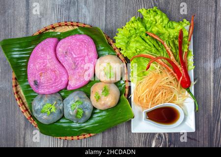 La torta di Willow ( Banh la Lieu) è uno spuntino vietnamita con ingredienti tra cui riso glutinoso, gamberi secchi, funghi shiitake, insalata di papaya e immerso Foto Stock