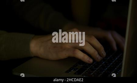 Primo piano per le mani dell'uomo digitando velocemente su computer portatile, business, istruzione, persone e concetto di tecnologia. Mani maschili di un giovane che batte velocemente. Foto Stock