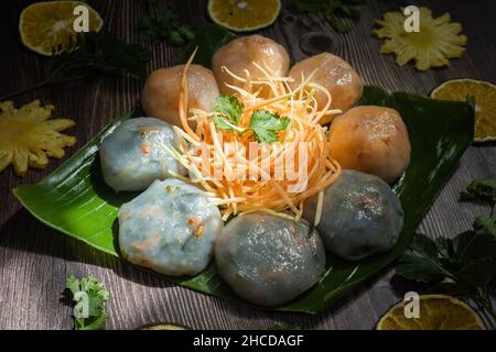 La torta di scalogno verde è una torta fatta di farina, foglie di scalogno e gamberi secchi. La torta di rum all'arancia è fatta da farina, rafano e gamberi secchi, entrambi di Foto Stock