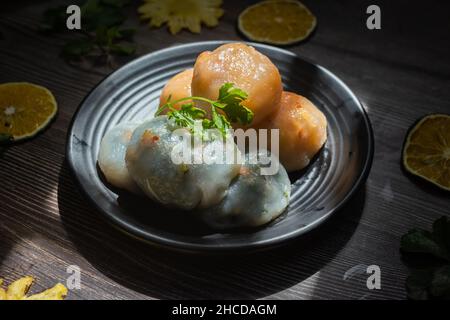 La torta di scalogno verde è una torta fatta di farina, foglie di scalogno e gamberi secchi. La torta di rum all'arancia è fatta da farina, rafano e gamberi secchi, entrambi di Foto Stock