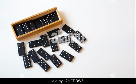 Scatola in legno di domino su fondo bianco isolato Foto Stock