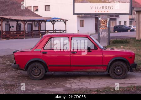 Foto di un'auto Zastava, colori rossi, con il marchio Zastava 128 parcheggiata in un parcheggio di Vrsac Serbia. La Zastava 128 (conosciuta come Osmica è una piccola famiglia Foto Stock