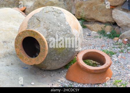 nella città grotta, le caraffe sono grandi, intere e divise Foto Stock