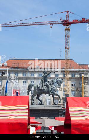 Foto di Trg Bana Jelacica a Zagabria al crepuscolo. Piazza Ban Jelacic è la piazza centrale della città di Zagabria, Croazia, dal nome di Ban Josip Jelacic Foto Stock