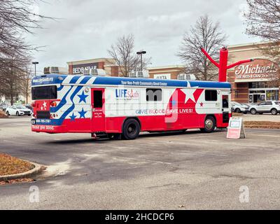 Bloodmobile locale parcheggiato in un centro commerciale alla ricerca di donatori di sangue durante una carenza di sangue a Montgomery Alabama, Stati Uniti. Foto Stock