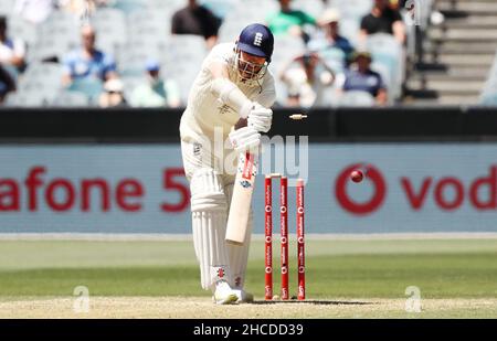 James Anderson in Inghilterra è stato bowled da Cameron Green Australia rivendica le ceneri durante il terzo giorno del terzo test delle ceneri al Melbourne Cricket Ground di Melbourne. Data foto: Martedì 28 dicembre 2021. Foto Stock