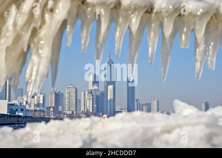 YANTAI, CINA - 27 DICEMBRE 2021 - il ghiaccio marino si forma sulla catena di una recinzione marittima a Yantai, provincia di Shandong, Cina, 27 dicembre 2021. Foto Stock
