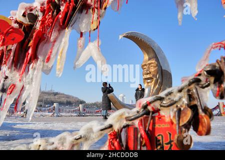 YANTAI, CINA - 27 DICEMBRE 2021 - il ghiaccio marino si forma sulla catena di una recinzione marittima a Yantai, provincia di Shandong, Cina, 27 dicembre 2021. Foto Stock