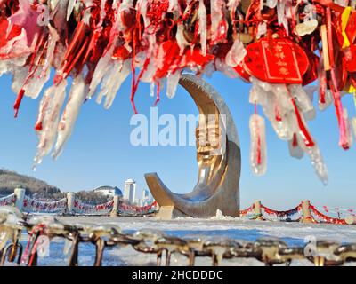 YANTAI, CINA - 27 DICEMBRE 2021 - il ghiaccio marino si forma sulla catena di una recinzione marittima a Yantai, provincia di Shandong, Cina, 27 dicembre 2021. Foto Stock
