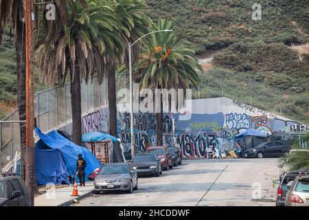 Un campo senza tetto lungo Emerald Street nel quartiere di Vista Hermosa. Los Angeles, California Foto Stock