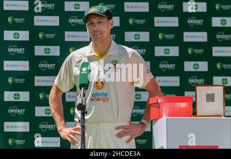 Melbourne, Australia. 28th Dic 2021. Giocatore della partita il paceman australiano Scott Boland parla ai media alla fine della terza partita di cricket Ash tra Australia e Inghilterra a Melbourne il 28 dicembre 2021. (Solo per uso editoriale) Credit: Izhar Ahmed Khan/Alamy Live News/Alamy Live News Foto Stock