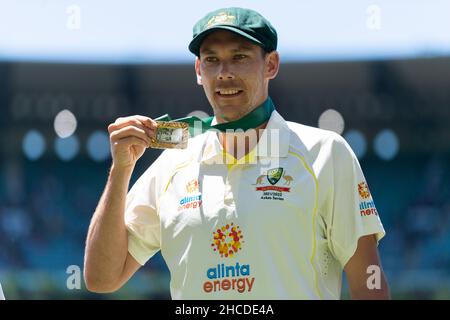 Melbourne, Australia. 28th Dic 2021. Giocatore della partita il paceman australiano Scott Boland festeggia con la Medaglia Mullagh dopo che l'Australia ha vinto la partita e ha mantenuto le Ceneri alla fine della terza partita di cricket Ash tra l'Australia e l'Inghilterra a Melbourne il 28 dicembre 2021. (Solo per uso editoriale) Credit: Izhar Ahmed Khan/Alamy Live News/Alamy Live News Foto Stock