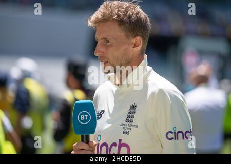 Melbourne, Australia. 28th Dic 2021. Joe Root parla ai media alla fine della terza partita di cricket Ashes tra l'Australia e l'Inghilterra a Melbourne il 28 dicembre 2021. (Solo per uso editoriale) Credit: Izhar Ahmed Khan/Alamy Live News/Alamy Live News Foto Stock