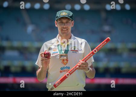 Melbourne, Australia. 28th Dic 2021. Giocatore della partita il paceman australiano Scott Boland festeggia con la Medaglia Mullagh dopo che l'Australia ha vinto la partita e ha mantenuto le Ceneri alla fine della terza partita di cricket Ash tra l'Australia e l'Inghilterra a Melbourne il 28 dicembre 2021. (Solo per uso editoriale) Credit: Izhar Ahmed Khan/Alamy Live News/Alamy Live News Foto Stock