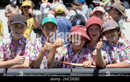 Melbourne, Australia. 28th Dic 2021. Tifosi durante il terzo giorno della terza prova nella serie Ashes tra Australia e Inghilterra al Melbourne Cricket Ground il 28 dicembre 2021 a Melbourne, Australia. (Solo per uso editoriale) Credit: Izhar Ahmed Khan/Alamy Live News/Alamy Live News Foto Stock