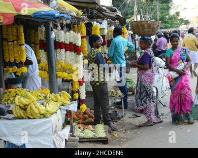 Il colorato mercato sulla strada principale a Kuppam, Andhra Pradesh, India. Foto Stock