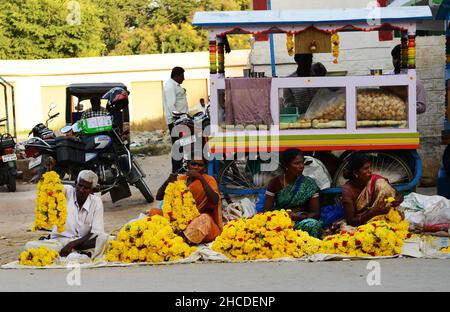 Un colorato mercato dei fiori a Kuppam, Andhra Pradesh, India. Foto Stock