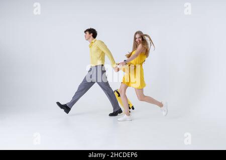 Bella coppia giovane con valigia da viaggio che cammina a mano Foto Stock