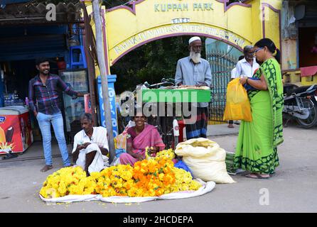 Un colorato mercato dei fiori a Kuppam, Andhra Pradesh, India. Foto Stock