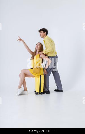 Bella coppia giovani viaggiatori che si divertono in studio Foto Stock