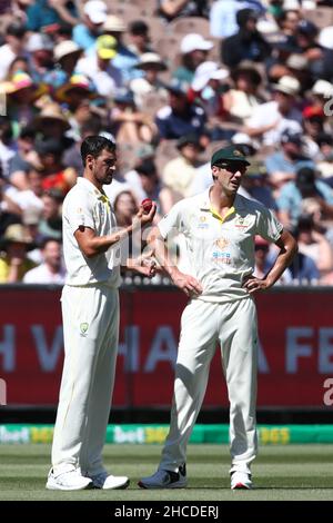 MELBOURNE, AUSTRALIA - 28 DICEMBRE: Mitchell Starc e Pat Cummins Capitano d'Australia durante il Boxing Day Test Match nella serie Ashes tra Australia e Inghilterra al Melbourne Cricket Ground il 28 dicembre 2021 a Melbourne, Australia. Image Credit: brett keating/Alamy Live News Foto Stock