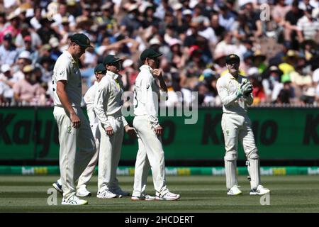 MELBOURNE, AUSTRALIA - 28 DICEMBRE: I fielder australiani durante il Boxing Day Test Match nella serie Ashes tra Australia e Inghilterra al Melbourne Cricket Ground il 28 dicembre 2021 a Melbourne, Australia. Image Credit: brett keating/Alamy Live News Foto Stock