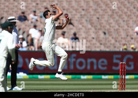 MELBOURNE, AUSTRALIA - DICEMBRE 28: Mitchell Starc of Australia Bowls durante il Boxing Day Test Match nella serie Ashes tra Australia e Inghilterra al Melbourne Cricket Ground il 28 Dicembre 2021 a Melbourne, Australia. Image Credit: brett keating/Alamy Live News Foto Stock