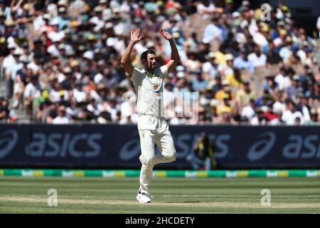 MELBOURNE, AUSTRALIA - DICEMBRE 28: Mitchell Starc of Australia Bowls durante il Boxing Day Test Match nella serie Ashes tra Australia e Inghilterra al Melbourne Cricket Ground il 28 Dicembre 2021 a Melbourne, Australia. Image Credit: brett keating/Alamy Live News Foto Stock