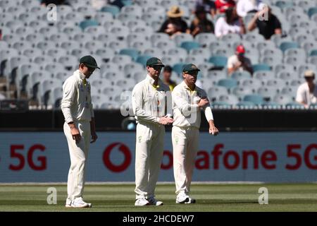 MELBOURNE, AUSTRALIA - 28 DICEMBRE: I fielder australiani durante il Boxing Day Test Match nella serie Ashes tra Australia e Inghilterra al Melbourne Cricket Ground il 28 dicembre 2021 a Melbourne, Australia. Image Credit: brett keating/Alamy Live News Foto Stock