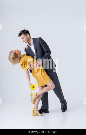 Bella coppia innamorata che dimostra posa danza tango Foto Stock