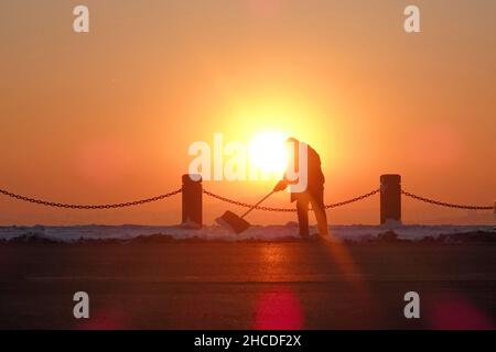 YANTAI, CINA - 27 DICEMBRE 2021 - l'alba è vista sul mare a Yantai, provincia cinese orientale di Shandong, 27 dicembre 2021. Foto Stock