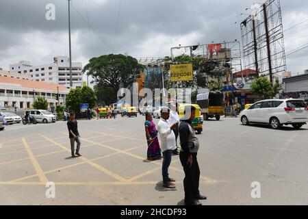 Brigade Road e Residency Road Junction nel centro di Bangalore, India. Foto Stock