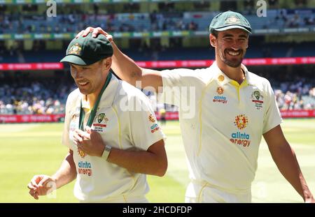 Scott Boland australiano si congratula con Mitchell Starc durante il terzo giorno del terzo test Ashes al Melborne Cricket Ground di Melbourne. Data foto: Martedì 28 dicembre 2021. Foto Stock