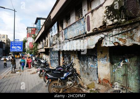 Un vecchio edificio fatiscente sulla via Residency a Bangalore, India. Foto Stock