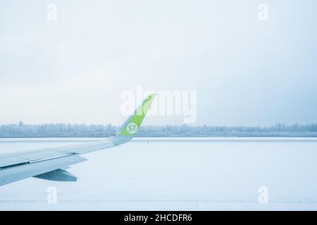 San Pietroburgo, Russia - 13 febbraio 2021: Aereo della linea aerea S7 in aeroporto Pulkovo in inverno. Foto Stock