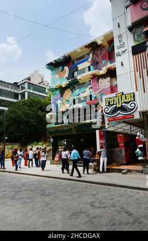 Ingresso alla stazione della metropolitana Mahatma Gandhi Road da Church Street a Bangalore, India. Foto Stock