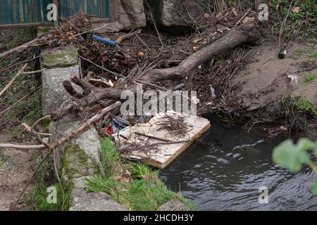 Inquinamento fluviale da materie plastiche dovuto ad azioni umane nell'ambiente. Foto Stock