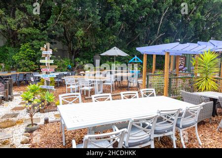 Mobili da esterno tavoli da pranzo e sedie in vendita in un negozio australiano esposto fuori, Sydney, Australia Foto Stock