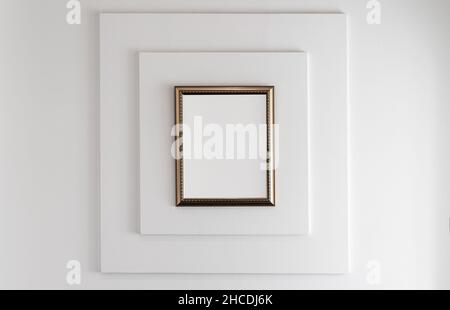 Cornice in legno con spazio vuoto bianco copia è su una parete con rilievo quadrato decorazione modello. Vista frontale, foto di sfondo Foto Stock