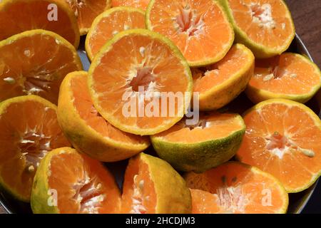 Arancia, frutta di Malta tagliata a metà per estrarre il succo. Pompelmo o lime. Metà agrumi per la preparazione del succo in centro succo. Fondo cl Foto Stock