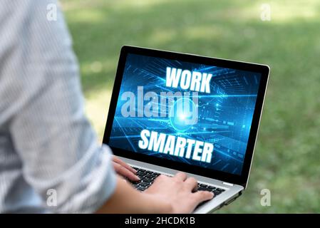 Segnaletica per un lavoro più intelligente. Internet concetto efficienza essere intelligente nel vostro lavoro fare strategie di successo Donna digitando su laptop nel Parco da solo Foto Stock